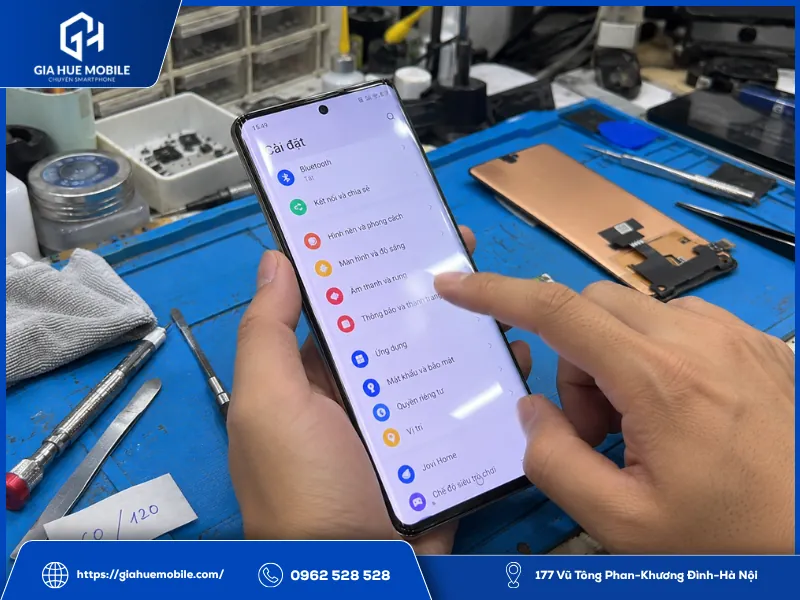 Kỹ thuật viên kiểm tra độ mượt khi cuộn trên màn hình Vivo V30e