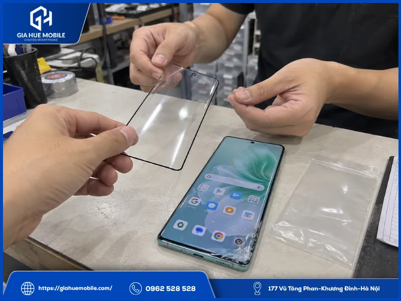 Khách xem trực tiếp mặt kính Vivo V30 5G trước khi đồng ý ép kính