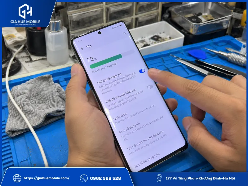 Kỹ thuật viên kiểm tra chế độ tiết kiệm pin trên Vivo V30e sau khi thay màn