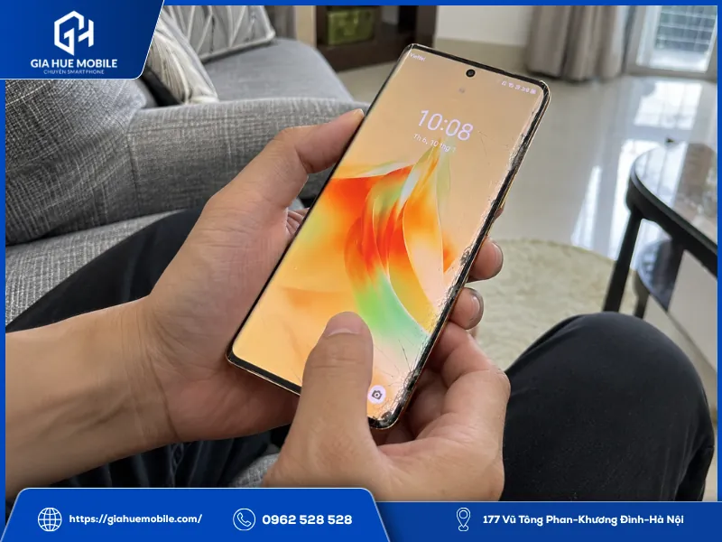 Người dùng tự kiểm tra vân tay OPPO Reno8 T 5G bị vỡ kính khi ngồi tại nhà
