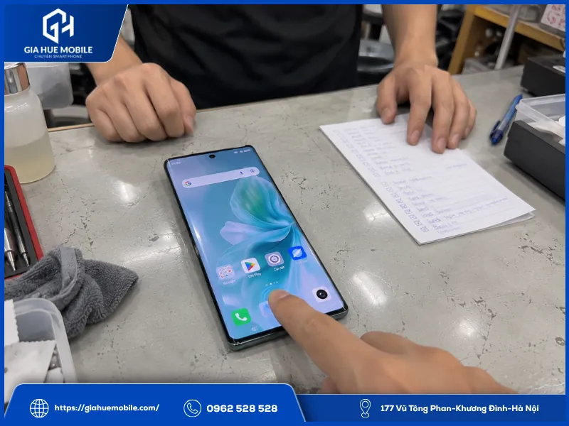 Khách kiểm tra vân tay Vivo V30 5G cùng kỹ thuật viên sau khi ép kính