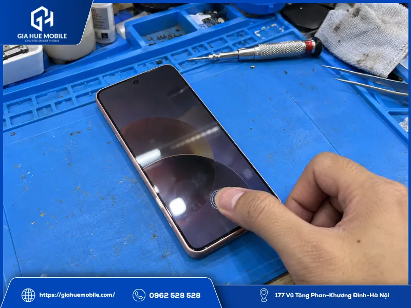 Kỹ thuật viên test vân tay Vivo X200 Pro Mini sau thay màn