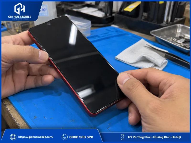 Kỹ thuật viên kiểm tra màn Vivo iQOO Neo 9 có nằm sát khung sau khi ép kính
