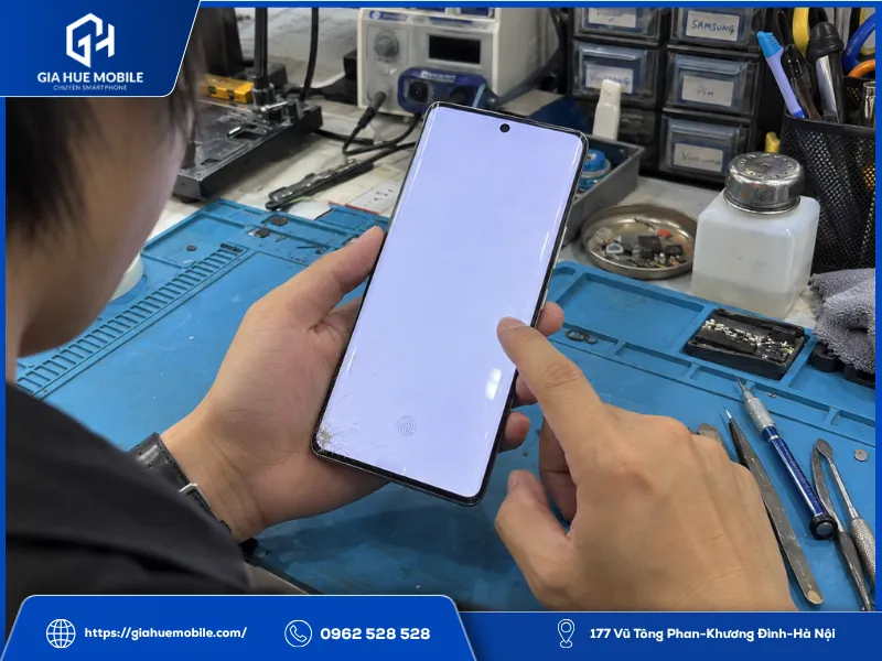 Kỹ thuật viên kiểm tra màn hình và cảm ứng Vivo iQOO 12 Pro vỡ kính trước khi ép kính
