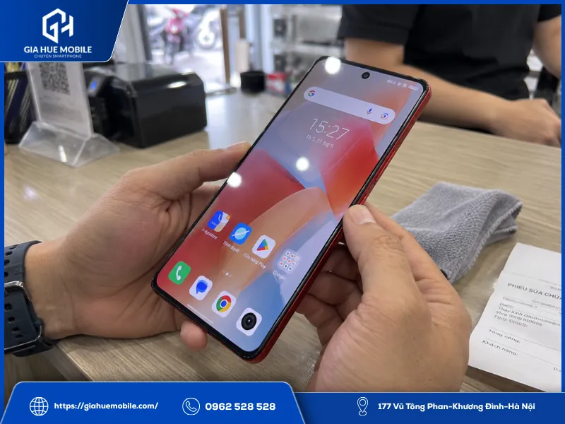 Khách kiểm tra độ khít mặt kính Vivo iQOO Neo 9 sau khi ép kính tại cửa hàng
