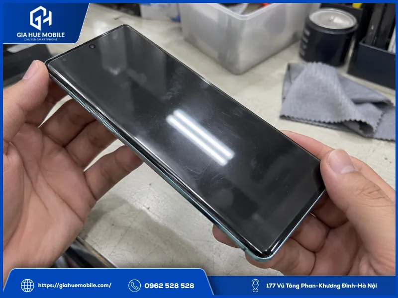 Kiểm tra vết xước và mép kính Vivo V30 5G sau thời gian sử dụng