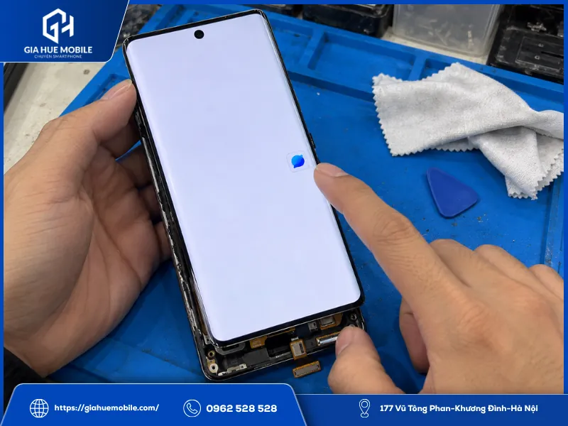 Kiểm tra màn zin bóc máy OPPO Find X7 Ultra trước khi lắp