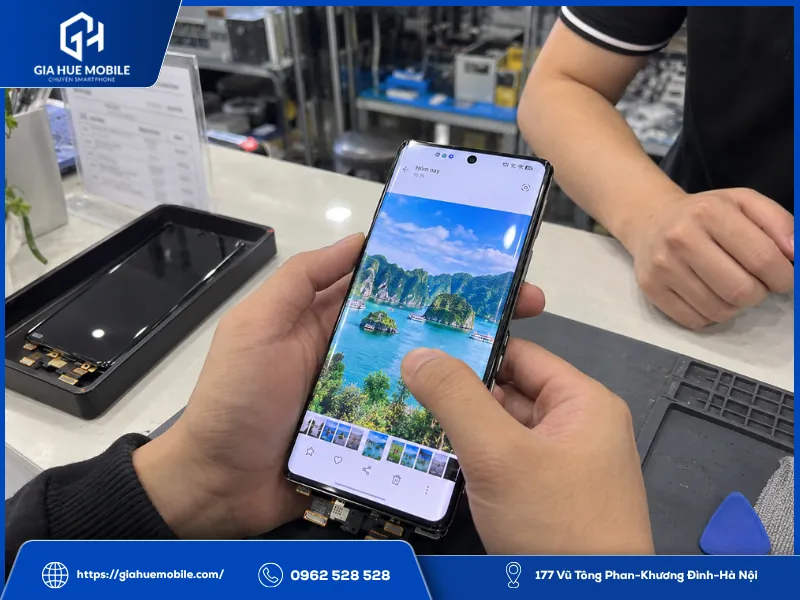 Khách trải nghiệm màn OPPO Find X7 Ultra trước khi chọn loại phù hợp