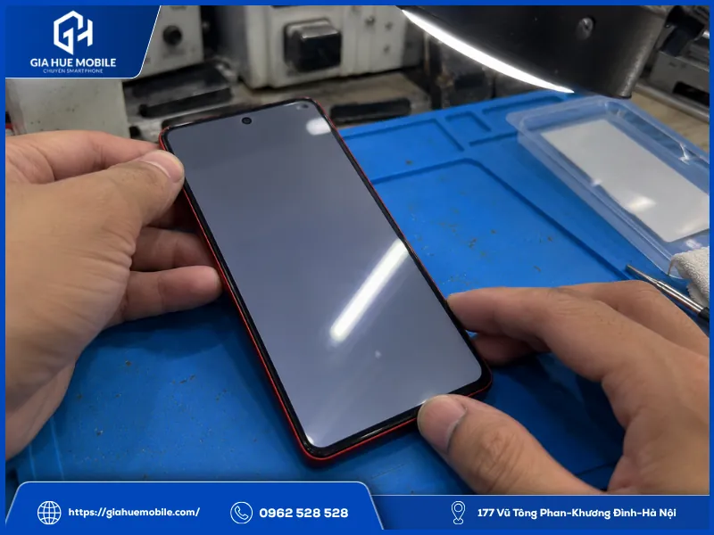 Kỹ thuật viên kiểm tra kính và keo OCA khi Vivo iQOO Neo 9 ép kính xong nhận vân tay kém
