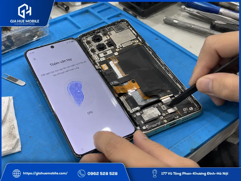 Kỹ thuật viên kiểm tra nguyên nhân lỗi vân tay Vivo X200 Pro sau thay màn