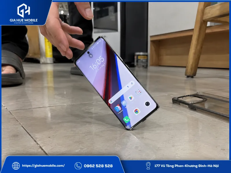 Vivo iQOO 12 Pro rơi va đập vào mép kính cong gây nứt vỡ mặt kính