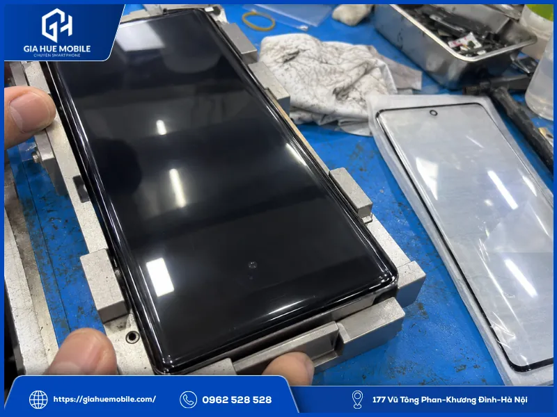 Kiểm tra bọt khí bụi và lớp keo tại vùng vân tay Vivo X100 Pro sau ép kính