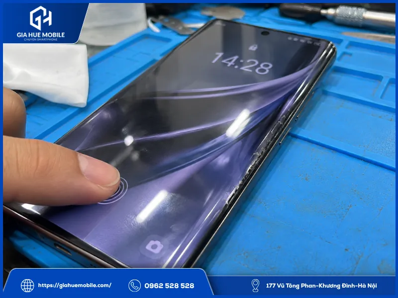 OPPO Reno10 ép kính kém chất lượng bị bọt keo hở mép và vân tay nhận kém