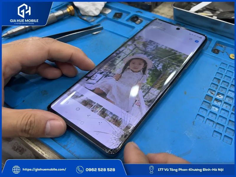 OPPO Reno10 vỡ kính và nứt mép cong nhưng màn hình vẫn hiển thị tốt được kỹ thuật viên kiểm tra trước khi ép kính