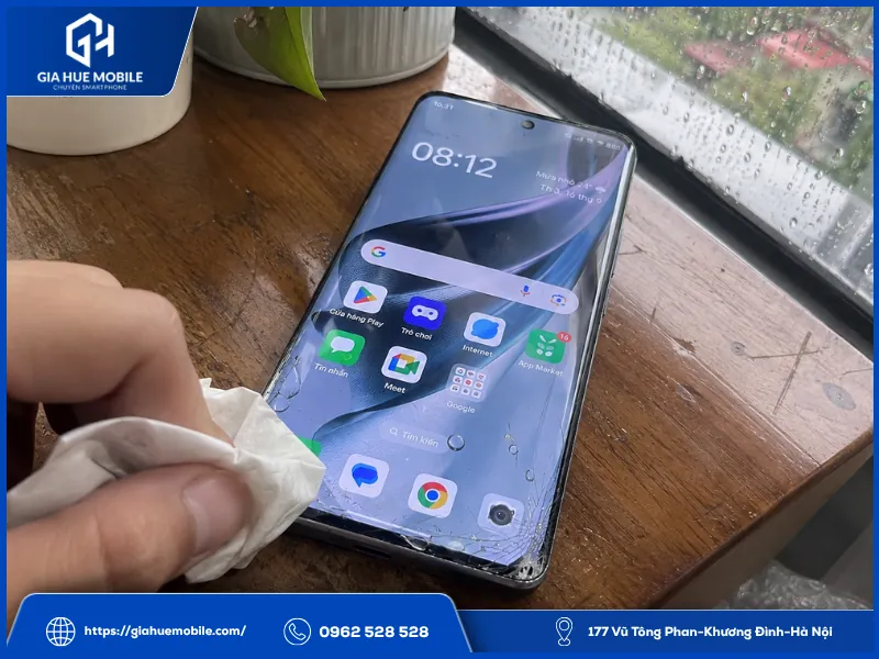 OPPO Reno10 bị vỡ kính ở mép cong dính nước làm tăng nguy cơ hơi ẩm lọt vào bên trong