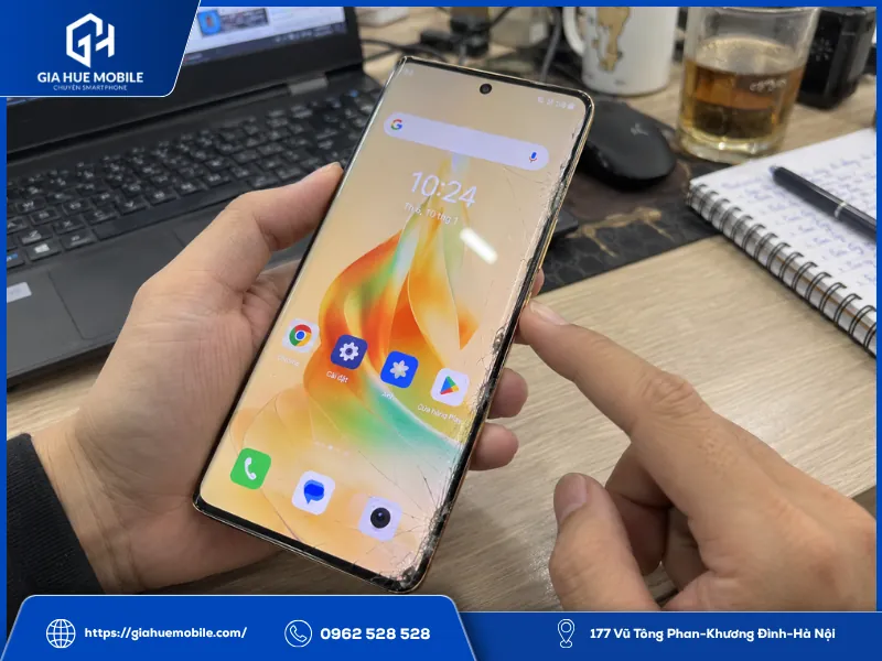 OPPO Reno8 T 5G vỡ kính vẫn sử dụng được nhưng mép kính nứt có thể gây cấn tay