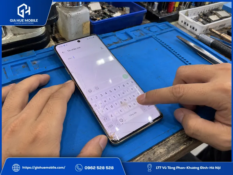 Kỹ thuật viên kiểm tra cảm ứng OPPO Reno8 T 5G vỡ kính