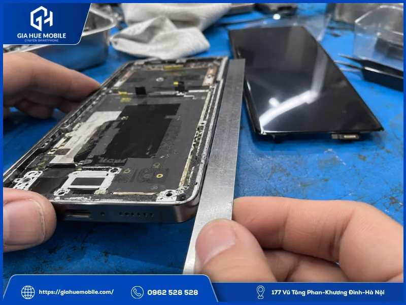 Kỹ thuật viên kiểm tra khung và mép viền Vivo X100 Pro trước khi lắp lại màn hình cong