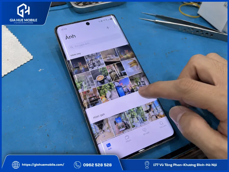 Kỹ thuật viên kiểm tra hiển thị cảm ứng và vân tay Vivo X100 Pro sau ép kính