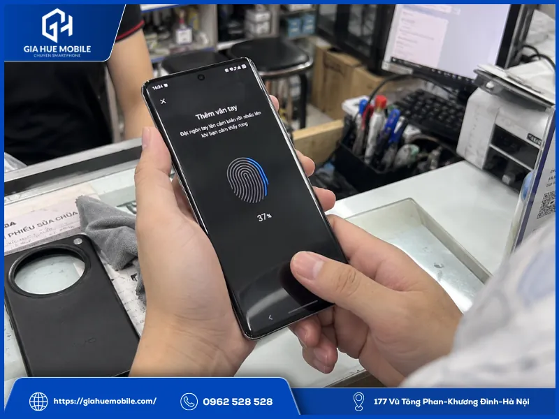 Khách tự đăng ký và kiểm tra vân tay Vivo X100 Pro sau khi thay mặt kính