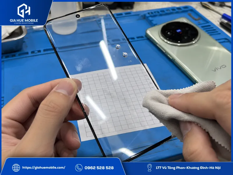 Kiểm tra độ trong và bề mặt kính Vivo X200 Pro trước khi ép