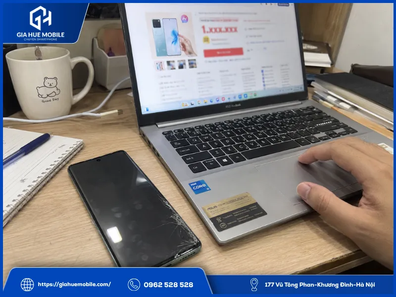 Người dùng tham khảo giá ép kính Vivo V30 5G trước khi chọn nơi sửa