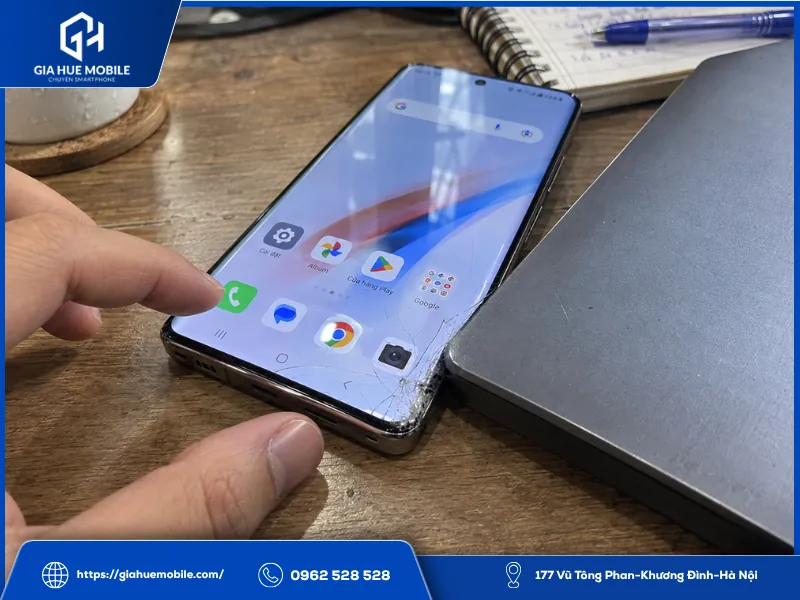 Vivo iQOO 12 Pro vỡ kính tiếp tục bị tì đè có thể khiến vết nứt lan rộng