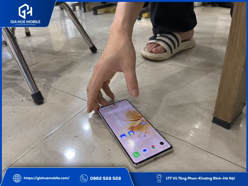 Vivo V30e bị sọc sau khi rơi xuống sàn
