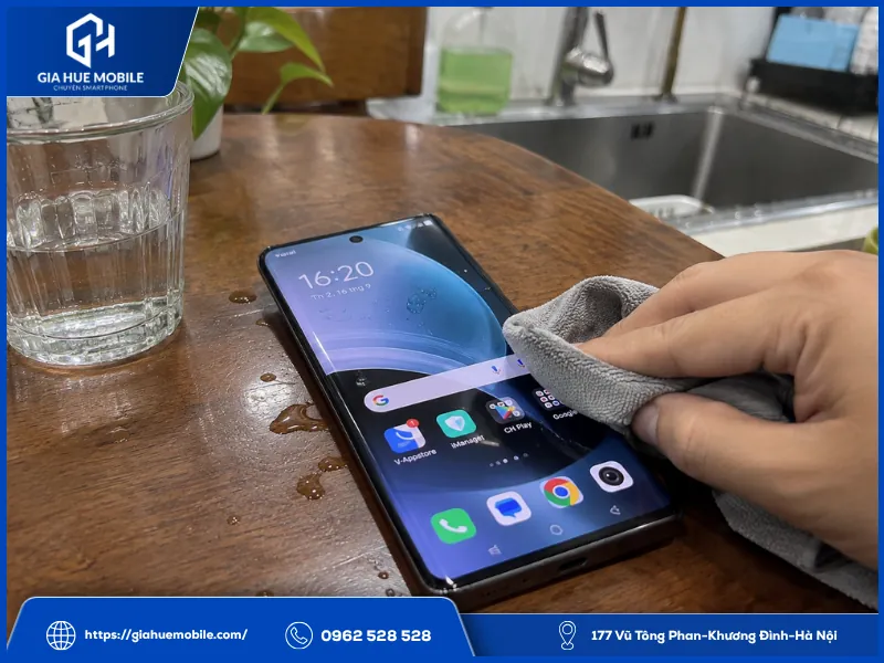 Vivo X100 Pro sau ép kính được lau khô ngay khi vô tình dính vài giọt nước