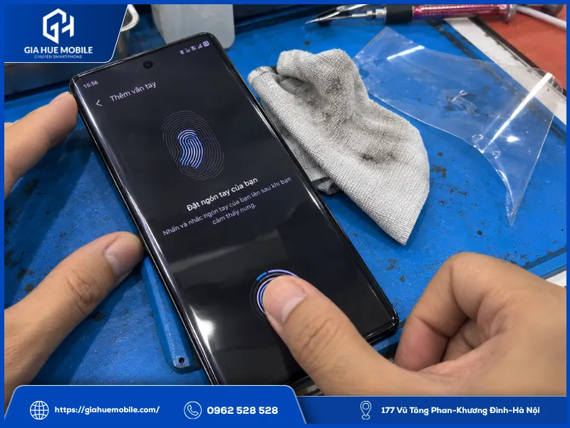 Kỹ thuật viên đăng ký lại vân tay Vivo X100 Pro sau khi ép kính