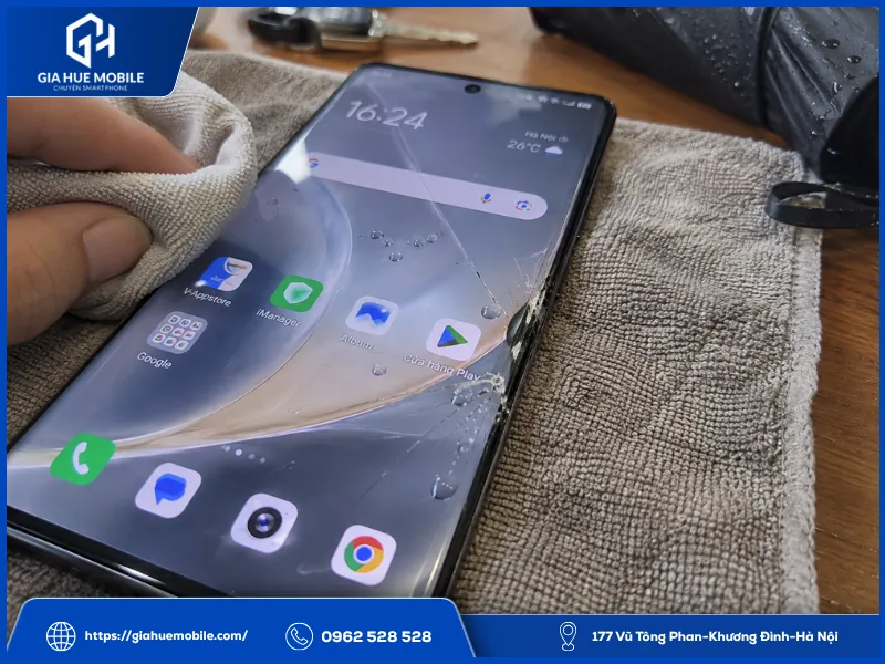 Giọt nước và bụi bám sát khe nứt mép kính cong Vivo X100 Pro
