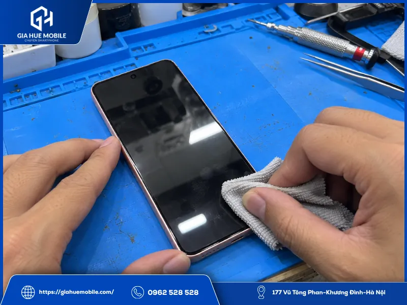 Vệ sinh vùng vân tay Vivo X200 Pro Mini sau thay màn