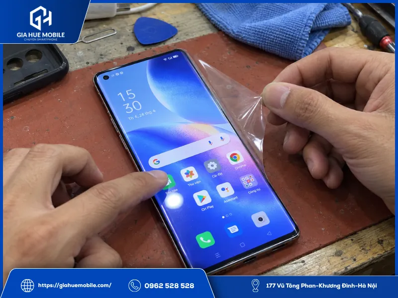 Tháo miếng dán để kiểm tra lỗi cảm ứng OPPO Reno 5 Pro