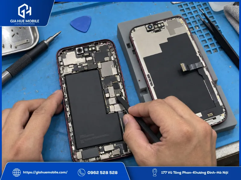 Kỹ thuật viên bảo vệ cụm Face ID iPhone 18 Pro Max khi thay màn hình