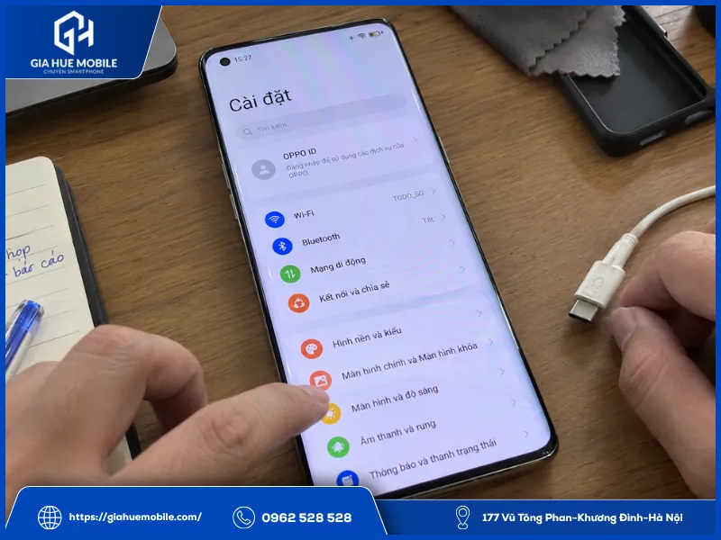 Rút sạc và kiểm tra lại màn hình OPPO Find X5 Pro khi bị nhiễu