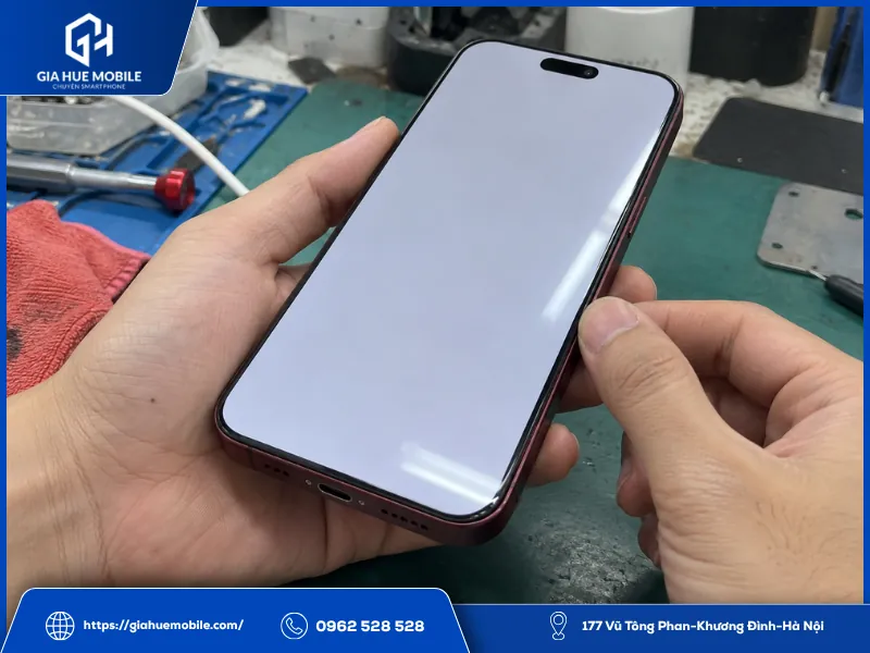 Kiểm tra viền kính và độ hoàn thiện màn hình iPhone 18 Pro Max bằng mắt thường