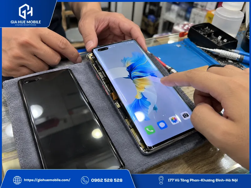 Khách test màn Huawei Mate 40 Pro trước khi chọn loại thay
