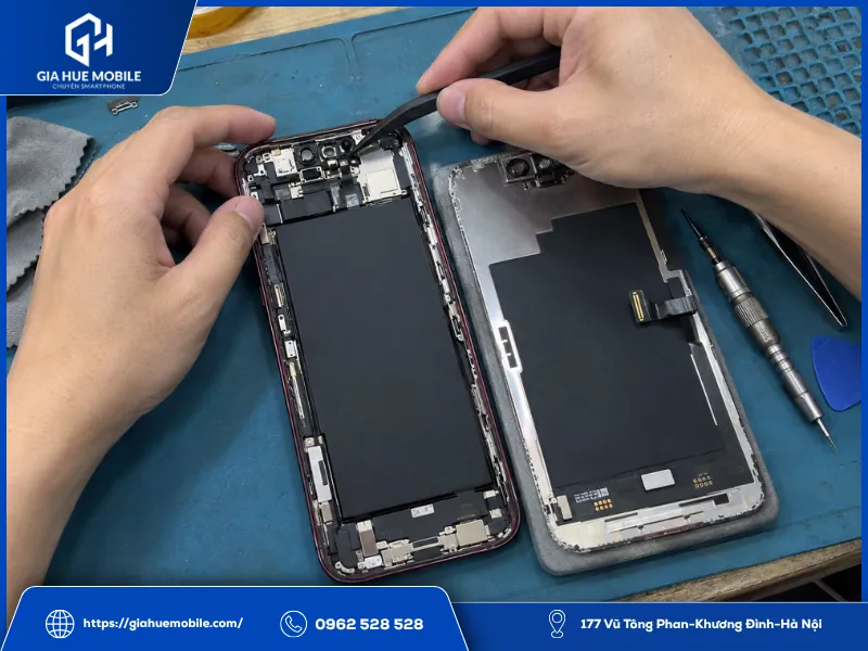 Kỹ thuật viên bảo vệ cụm Face ID iPhone 18 Pro Max khi thay màn hình