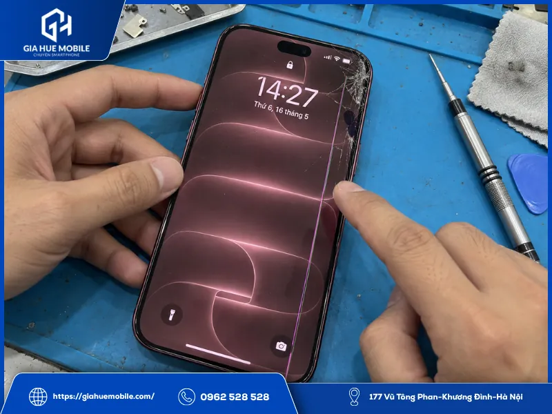 iPhone 18 Pro Max xuất hiện sọc và chảy mực sau va đập