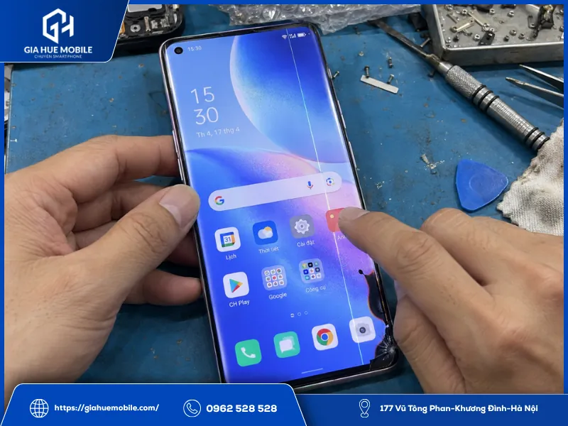 Kiểm tra màn hình OPPO Reno 5 Pro bị sọc và chảy mực trước khi thay