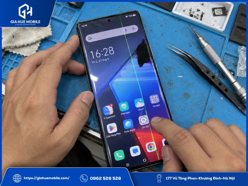 Kỹ thuật viên kiểm tra Vivo iQOO 10 Pro bị lỗi màn hình