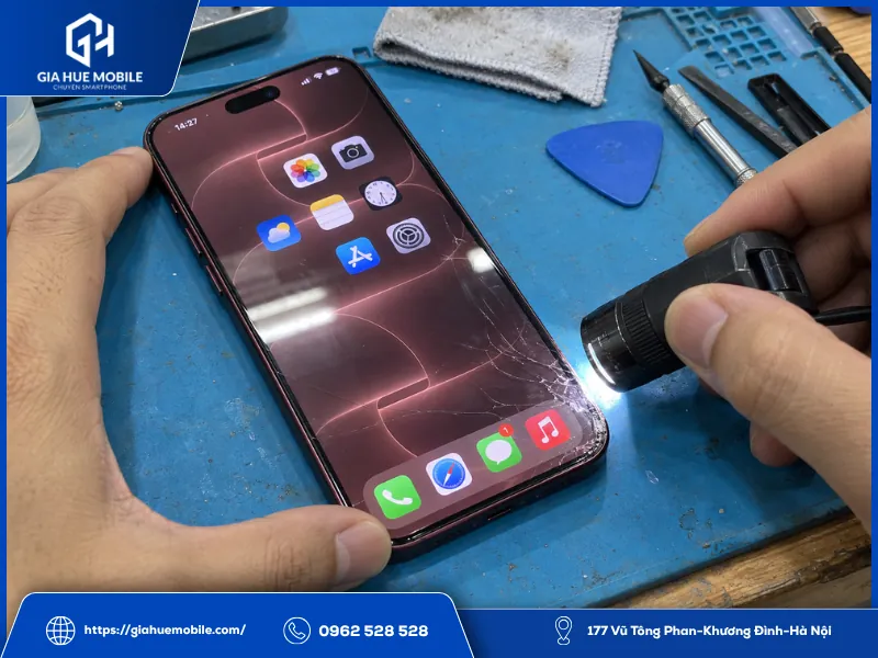 Kiểm tra mép màn hình iPhone 18 Pro Max trước khi nhận ép kính