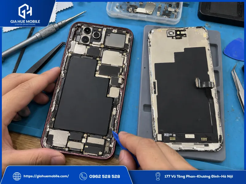 Ron làm kín iPhone 18 Pro Max bị tác động khi tháo màn hình để ép kính