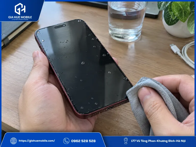 Lau khô iPhone 18 Pro Max sau khi thay màn hình khi bị dính nước nhẹ