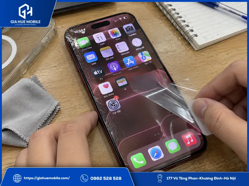 iPhone 18 Pro Max vỡ kính được dán film tạm thời trước khi mang đi sửa