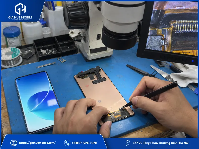 Kiểm tra cổ cáp cảm ứng OPPO Reno 6 Pro trước khi ép cáp