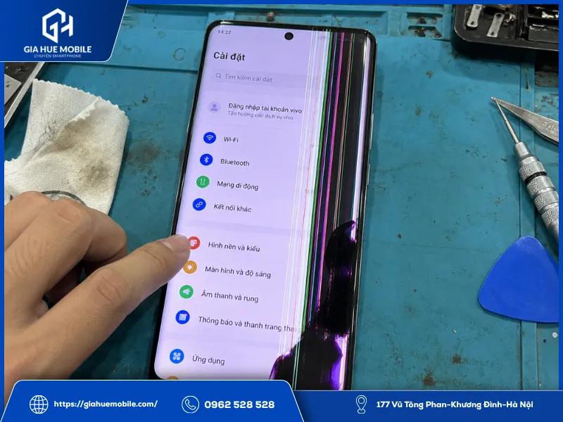 Vivo X100s Pro bị nhiều sọc kèm chảy mực cần kiểm tra khả năng thay màn hình