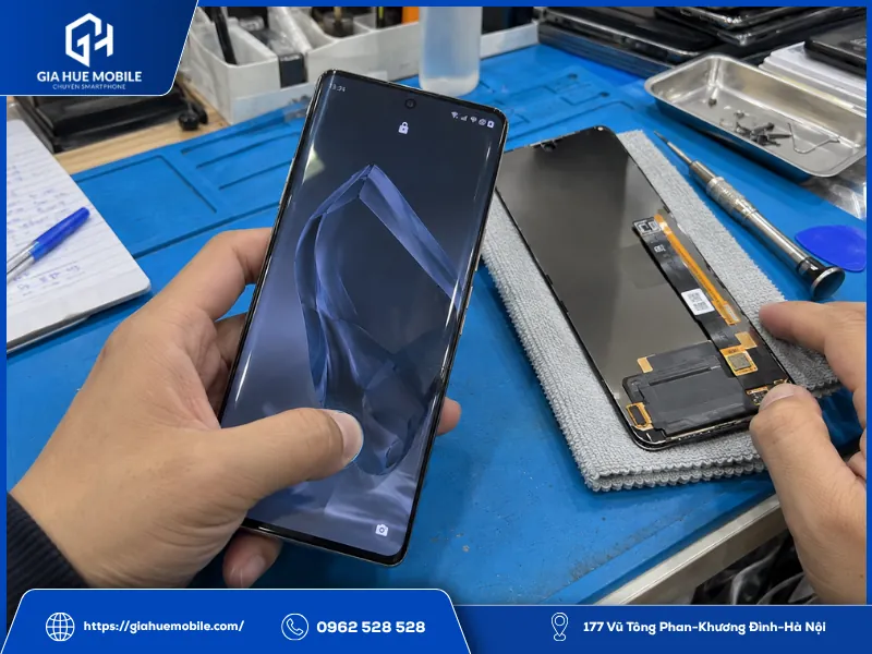 Kiểm tra vân tay OnePlus 12R trước khi thay màn và chuẩn bị màn mới