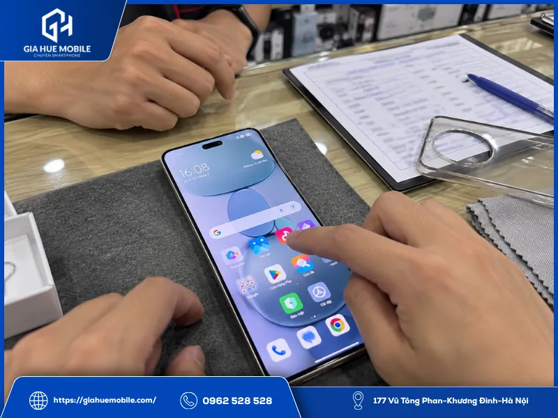 Khách kiểm tra hiển thị và cảm ứng Xiaomi Civi 5 Pro sau khi thay màn