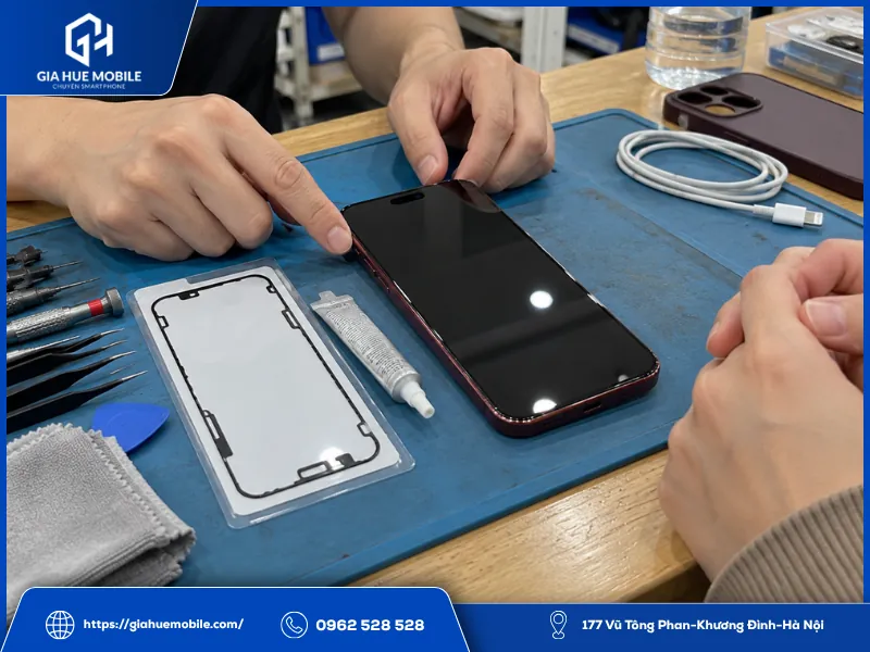 Kỹ thuật viên tư vấn ron keo và lưu ý chống nước sau ép kính iPhone 18 Pro Max